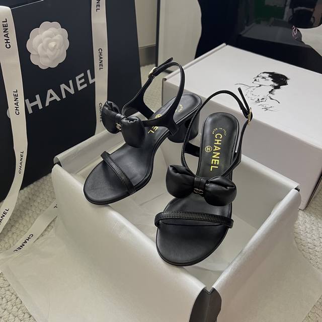 Chane* 2025Ss小香风Chanel香奈儿蝴蝶结凉鞋，时尚与优雅的完美融合！粉色甜美浪漫，白色纯净清新，黑色经典百搭。精致蝴蝶结搭配金属扣饰，细节之处尽