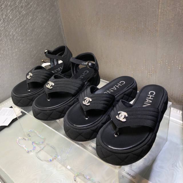拖鞋 顶级品质 Chane＊25C小香春夏新品人字拖厚底休闲凉鞋全网最火的一款凉鞋 ！可想而知小香控不可错过的 颜值与舒适并存的 ～简约又百搭！ 鞋面：小羊皮