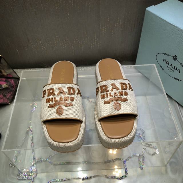 出 ～ Prad*25春夏新款度假风厚底凉拖鞋！懒人必备潮拖！松糕厚底增高显腿瘦简直太爱了！ 鞋面：原版定制特殊材料 内里：原版进口羊皮 大底：原版防滑底 底高