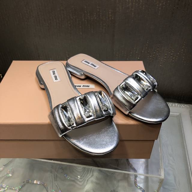 出 ～Miu Mi*25夏季新品 钻扣一字拖鞋 上脚性感时尚！真的好看！可盐可甜的一款仙女凉拖 ！ 鞋面：混种羊皮 内里 垫脚：羊皮 大底：意大利进口真皮底 跟