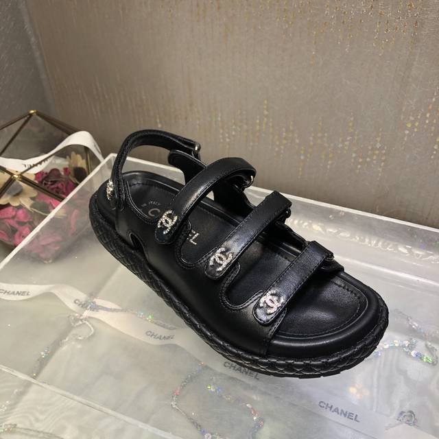 凉鞋 顶级版本 * 小香2025Ss春夏新品三带魔术贴拖鞋. 钻扣厚底沙滩凉鞋最新成型底系列美爆了！各大网红都在种草，上脚Yyds ！配袜子穿也超飒！ 鞋面：混