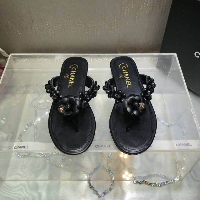 出 Chane＊2025春夏山茶花夹趾凉拖鞋！顶级品质 纯手工全真皮立体制作山茶花～重工打造～整对鞋面镶嵌几十朵 上脚超甜美又百搭！人字拖风格好有夏天感觉！ 鞋