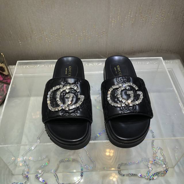 出 Gucci*春夏新款一字厚底拖鞋～ 面料：进口压花小羊皮，手工缝钻G字Logo厚底**显瘦！百搭随性！ 鞋面：刺绣羊皮 内里 垫脚：羊皮 底厚：3.5Cm