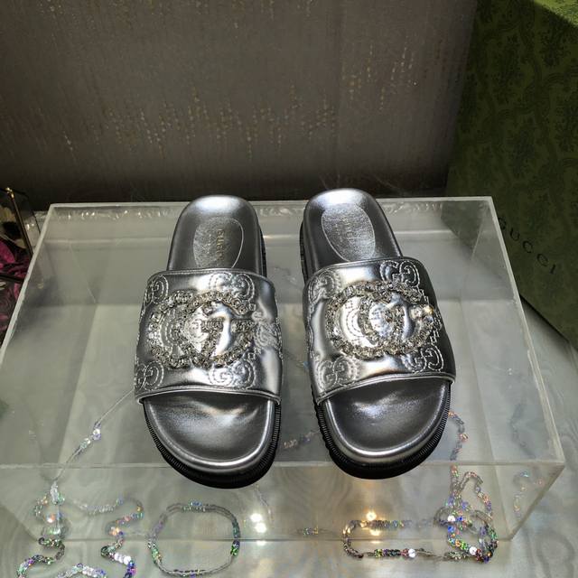 出 Gucci*春夏新款一字厚底拖鞋～ 面料：进口压花小羊皮，手工缝钻G字Logo厚底增高显瘦！百搭随性！ 鞋面：刺绣羊皮 内里 垫脚：羊皮 底厚：3.5Cm
