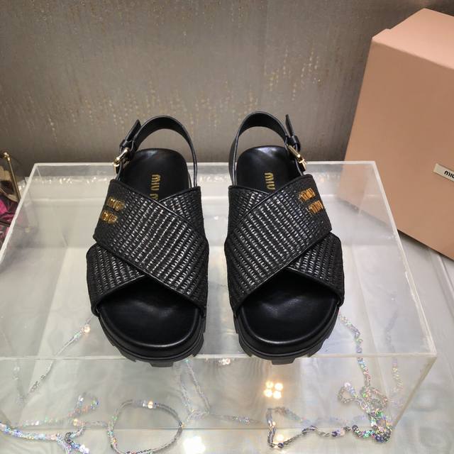 出 ～Miu Mi*2025春夏新品编织交叉厚底凉鞋～拉菲草手工编制 ～上脚慵懒随性！ 鞋面：羊皮+编织 内里 垫脚：羊皮 大底：成型底 底高：3.5Cm Si