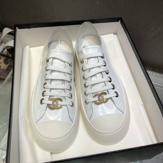 皱油皮矮款 出 顶级版本 Chane＊24P小香最新爆款饼干鞋系带休闲小白鞋 乐福鞋 高绑靴全系列 原版购入开发做货 鞋酷帅呆萌的鞋头加上立体浮雕双C Logo
