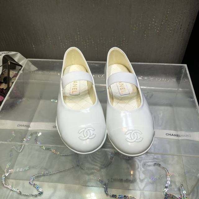出 ～Chan*L香奶奶25C早春米兰走秀款 超火玛丽珍单鞋上脚好美好温柔的芭蕾舞鞋！C家超级性感的一双平底小单鞋 单穿配个小袜子都非常出彩 软乎乎的穿上就舍不