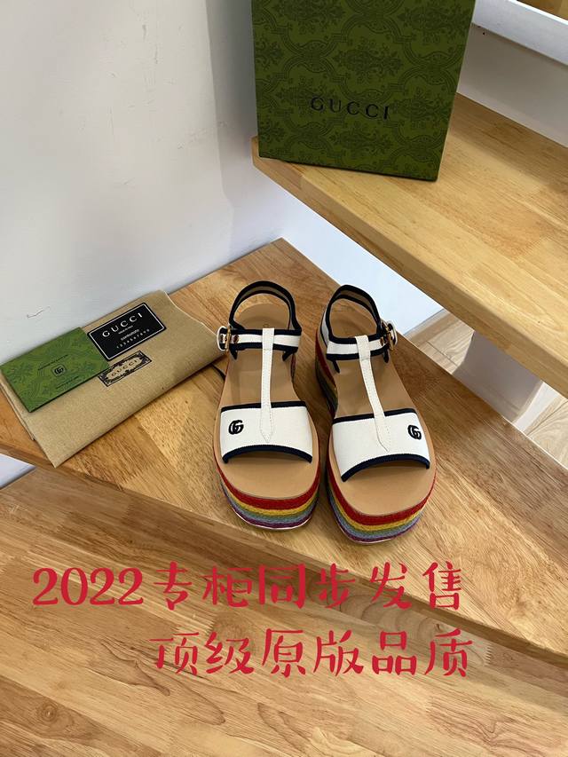 22Ss春夏Gucci古奇草编彩虹松糕厚底凉鞋 ，能够为你的夏日装扮带来一抹摩登风情。 鞋面：皮革，织物 衬里：皮革 鞋底：皮革内底，橡胶鞋底 露趾方头 西班牙