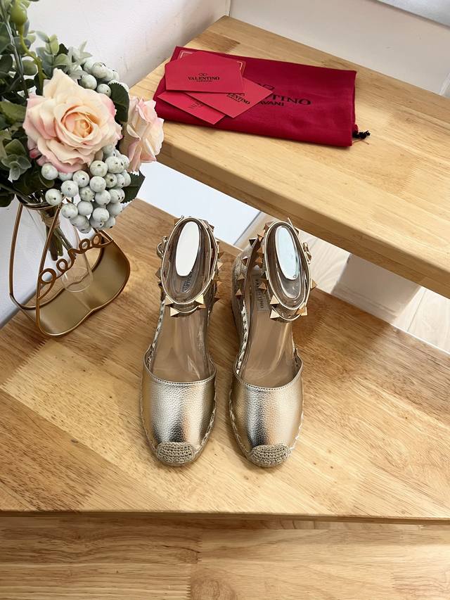 Valentino Garavani 荔枝牛皮系带坡跟凉鞋 - 金属效果工艺处理铆钉装饰 - 麻绳包裹坡跟 - 可调节小牛皮系带 - 坡跟防水台 - 意大利制造