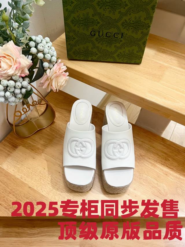 25Ss早春Gucci古奇草编渔夫鞋厚底坡跟凉鞋能够为你的夏日装扮带来一抹摩登风情。 鞋面：羊皮 衬里：皮革 鞋底：橡胶鞋底 露趾圆头 西班牙制作 符合正常尺码