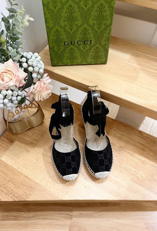 24Ss早秋Gucci古奇草编厚底坡跟凉鞋能够为你的夏日装扮带来一抹摩登风情。 鞋面：皮革，织物 衬里：皮革 鞋底：皮革内底，橡胶鞋底 露趾圆头 西班牙制作 符