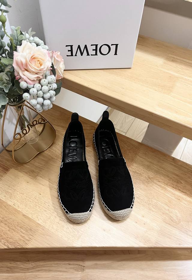 Loewe罗意威 代购级 秋冬新款渔夫鞋，舒适轻便百搭，采用超甜马卡龙色系，这款单鞋采用高端羊绒面料制成，饰有3D工艺细节设计，少女糖果色，在炎热的夏季来临之际
