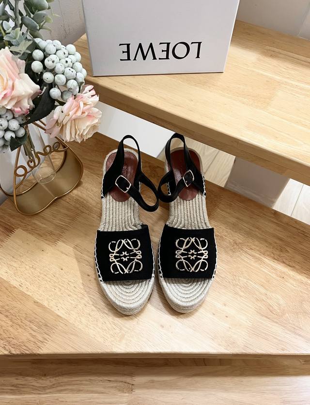 品牌:Loewe 品名:Loewe 罗意威 坡跟 渔夫鞋女士帆布和牛皮革 Anagram 草鞋 颜色:白色，黑色 产 地:It 适用人群:Women 商品介绍: