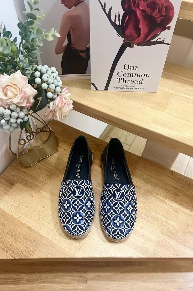 Louis Vuityon 路易威登 渔夫鞋本款Starboard平底帆布便鞋选取Monogram丹宁布，与皮具系列设计遥相呼应。麻绳编底延续传统格调，橡胶外底