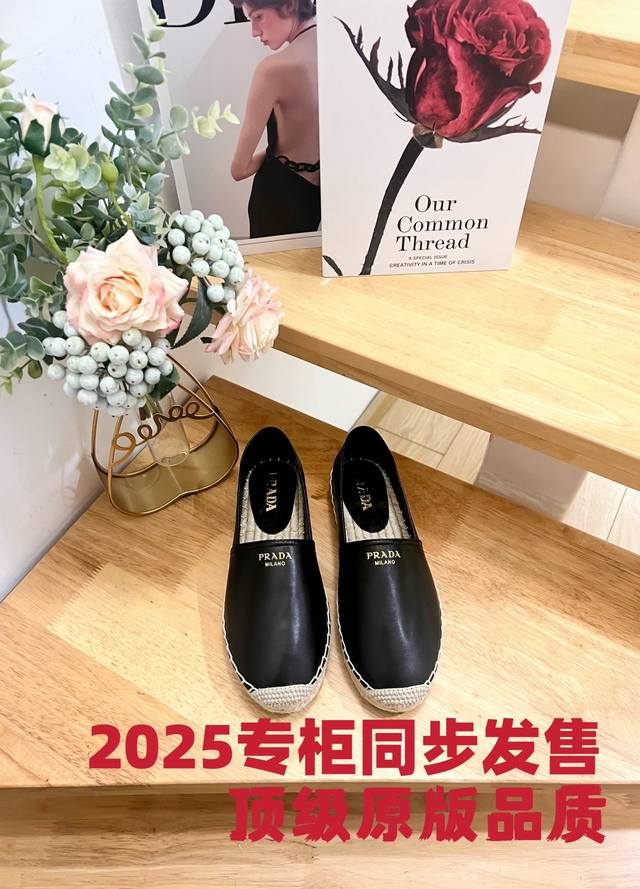 普拉达 Prada 2025年早春羊皮面草编鞋，这款草编鞋配有草编内底。经柔软的羊皮面料，材质重释的版型饰以刺绣刻字徽标，呈现传统与现代格调的上佳融合。混搭理念