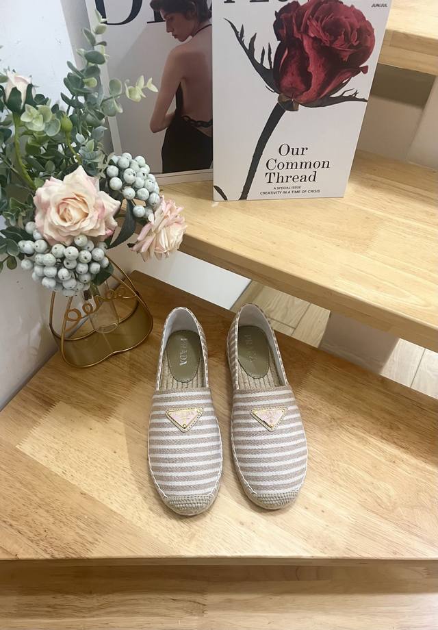 品牌:Prada 品名:Prada徽标细节草编鞋 颜色:F0018产地:It 适用人群:Women 商品介绍:徽标细节草编鞋、圆头、穿套式、Logo 标识。 码