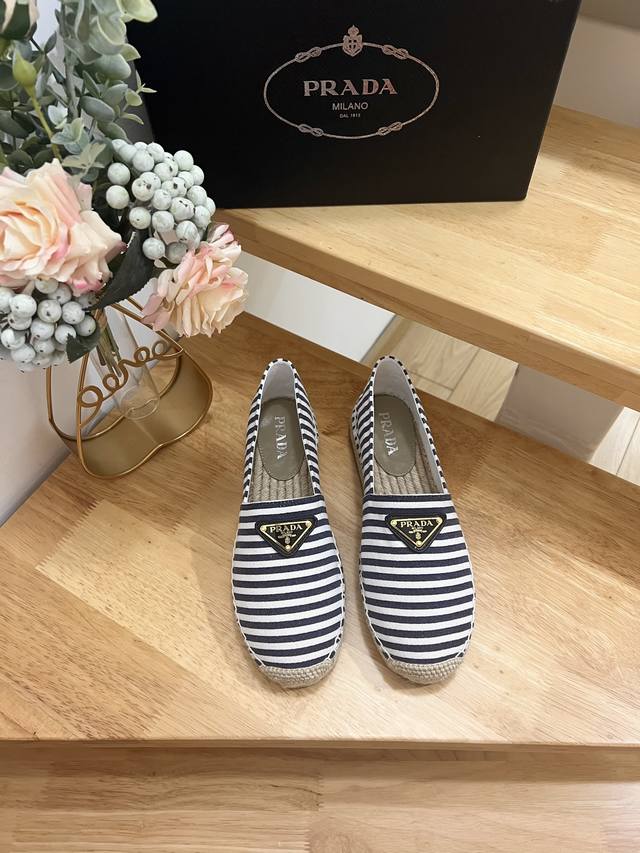 品牌:Prada 品名:Prada徽标细节草编鞋 颜色:F0018产地:It 适用人群:Women 商品介绍:徽标细节草编鞋、圆头、穿套式、Logo 标识。 码