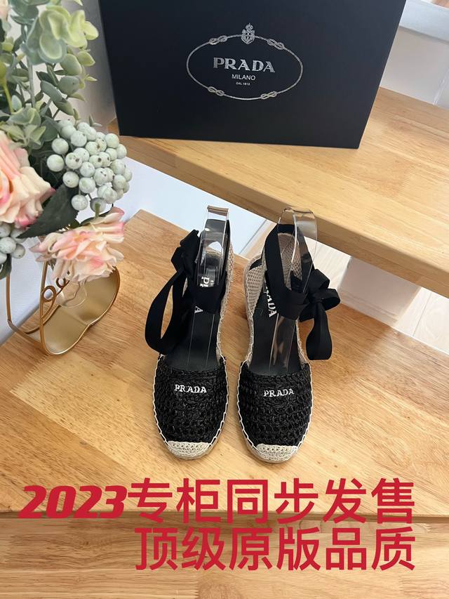 普拉达 Prada 年早春，这款草编鞋配有草编内底。编织圆头坡跟系带凉鞋渔夫鞋，用经柔软的Pp草面料，材质重释的版型饰以刺绣刻字徽标，呈现传统与现代格调的上佳融