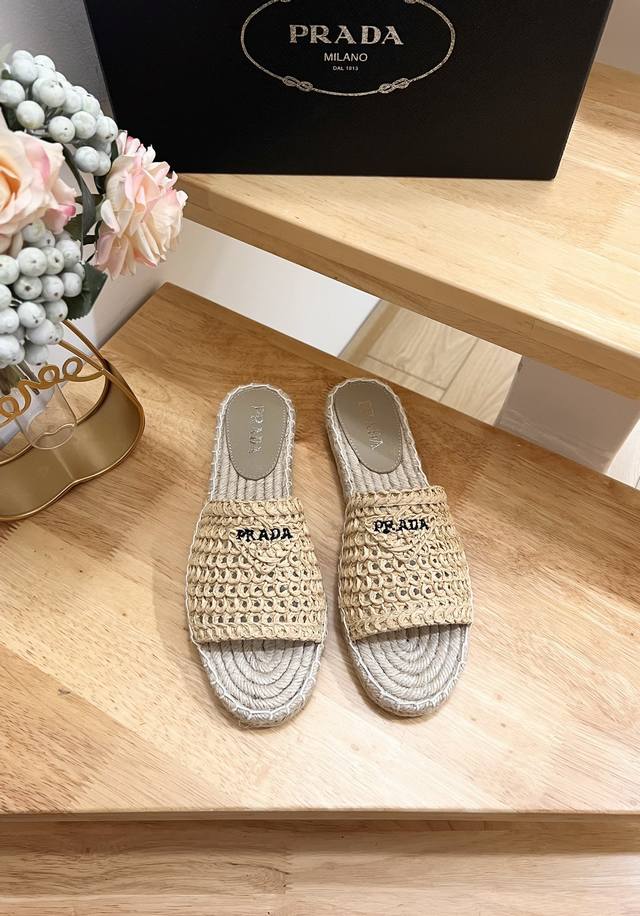 品牌:Prada 品名:Prada徽标细节拖鞋草编鞋 颜色:F0018产地:It 适用人群:Women 商品介绍:徽标细节草编鞋、圆头、穿套式、Logo 标识。
