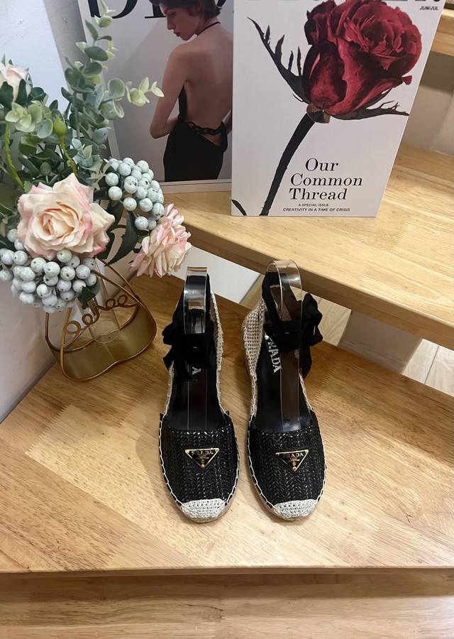 普拉达 Prada 2025年早春，这款坡跟草编鞋配有草编内底。编织圆头坡跟系带凉鞋渔夫鞋，用经柔软的牛皮面料。材质重释的版型饰以徽标，呈现传统与现代格调的上佳