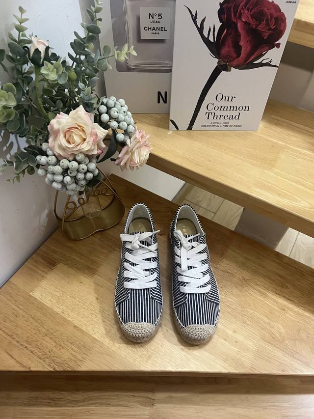 Celine 思琳Celine 系带帆布鞋， 商品介绍 Oshkosh 帆布和小牛皮材质 风格：舒适 闭合方式：系带 面料：柔软舒适 底料：加厚麻绳 码数：36