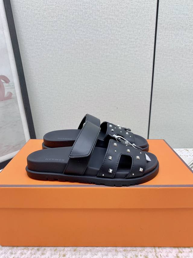 女款 男款 顶级版本 H家 2025秋冬新款 Herme*S最近火到不行的情侣款二舅鞋- 凉鞋,搭配各种彩色袜子，潮爆了 鞋面：进口小牛皮 内里：进口水染牛里