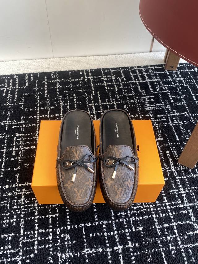 代购级 元 Louis Vuitton Gloria平底 豆豆鞋 半拖 采用优质牛皮 轻盈舒适的莫卡辛结构搭配手缝鞋面 点缀Lv Cicle标识和铭纹鞋带端头。