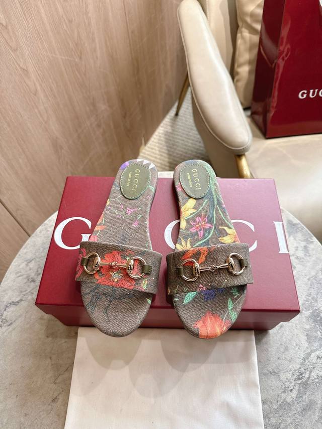 8023-3 绿花 35-42 这款凉拖以花卉印花帆布匠心打造，缀饰浅金色调马衔扣细节；精致面料与典藏图案共冶一炉，为暖日造型注入一抹精致感。 白色和多色饰花卉