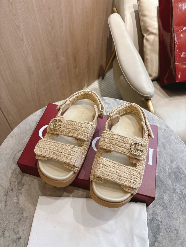 8838-8 卡其 35-42 这款平底凉鞋采用魔术粘带设计，现代感十足且充满运动气息，带来全天候舒适感受。这款配饰以米色棉质钩织面料匠心打造，鞋面绑带缀饰雅致