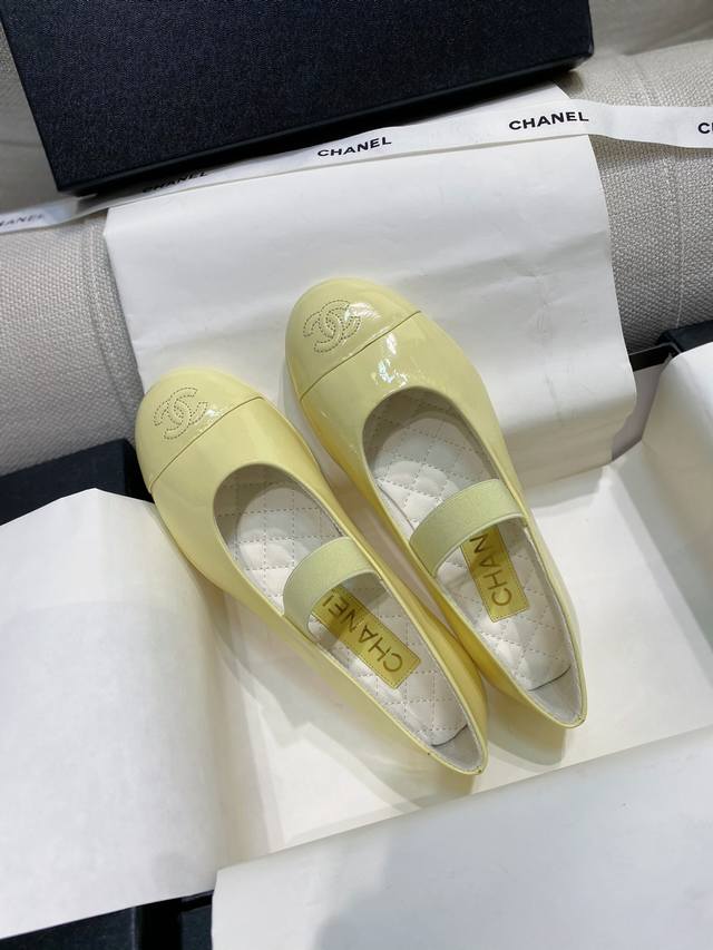 上新Chane* Coco小香双C度假系列圆头玛丽珍单鞋 原单品质高版本 焕新演绎小香玛丽珍系列标志性的风格。纳帕羊皮面呈现出优雅的质感，多巴胺配色可以让你的穿
