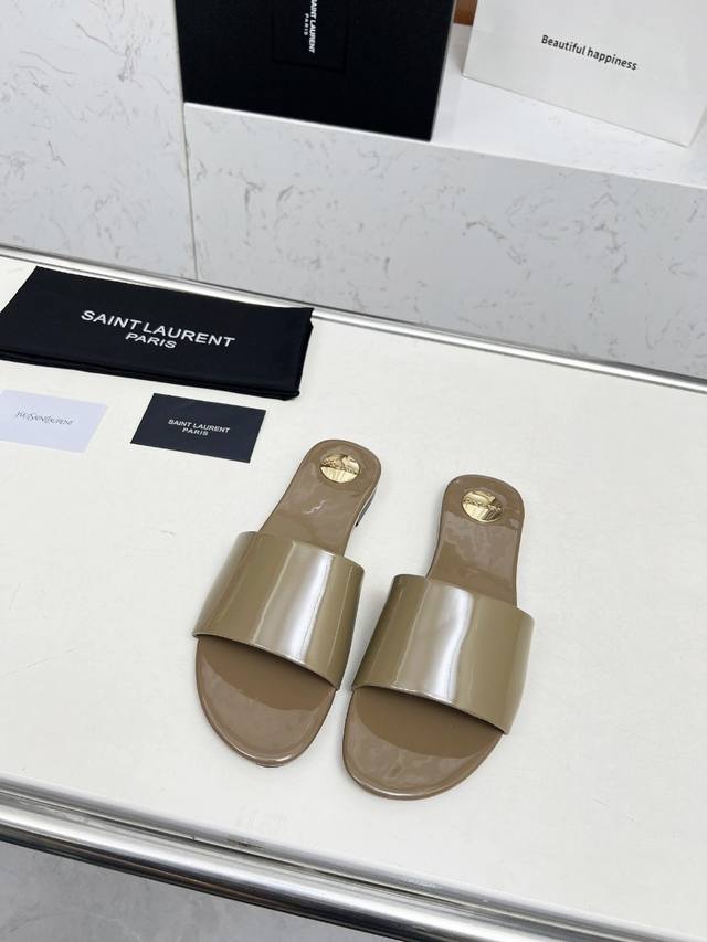 圣罗兰 :卡其色漆皮拖 码数35-44 42.43.44定做不退换 面料：头层牛皮 羊皮里 这款便鞋风格优雅，穿搭轻松，洋溢清新朝气，灵活演绎百变造型，饰有经典