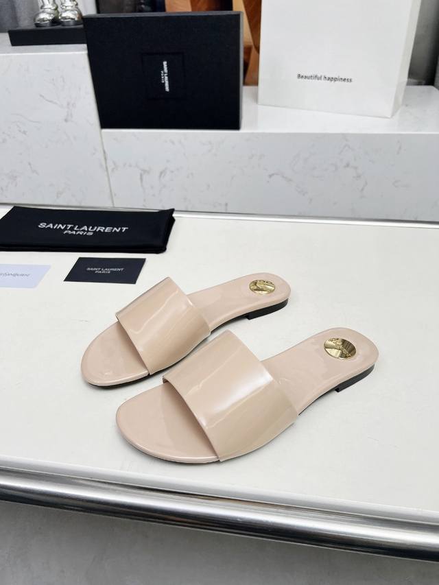 圣罗兰 :杏色漆皮拖鞋 码数35-44 42.43.44定做不退换 面料：头层牛皮 羊皮里 这款便鞋风格优雅，穿搭轻松，洋溢清新朝气，灵活演绎百变造型，饰有经典
