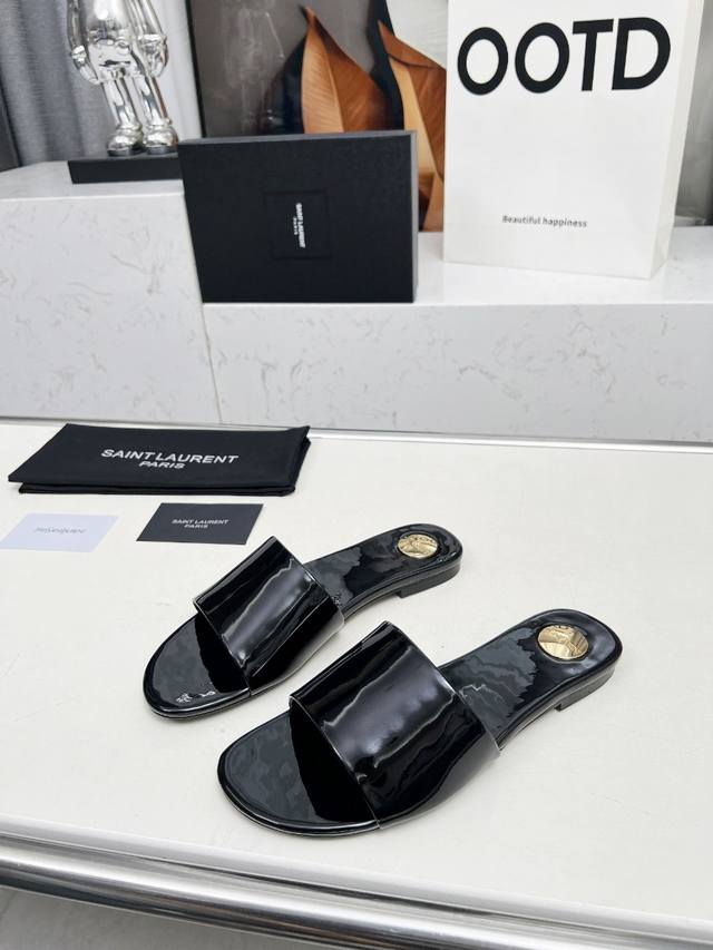 圣罗兰 :黑色漆皮拖鞋 码数35-44 42.43.44定做不退换 面料：头层牛皮 羊皮里 这款便鞋风格优雅，穿搭轻松，洋溢清新朝气，灵活演绎百变造型，饰有经典