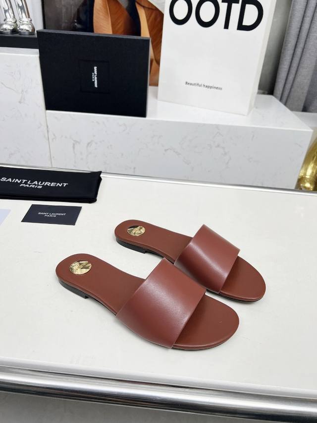 圣罗兰 :红棕色牛皮拖鞋 码数35-44 42.43.44定做不退换 面料：头层牛皮 羊皮里 这款便鞋风格优雅，穿搭轻松，洋溢清新朝气，灵活演绎百变造型，饰有经