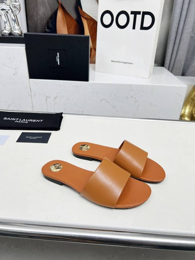 圣罗兰 :浅棕色牛皮拖鞋 码数35-44 42.43.44定做不退换 面料：头层牛皮 羊皮里 这款便鞋风格优雅，穿搭轻松，洋溢清新朝气，灵活演绎百变造型，饰有经
