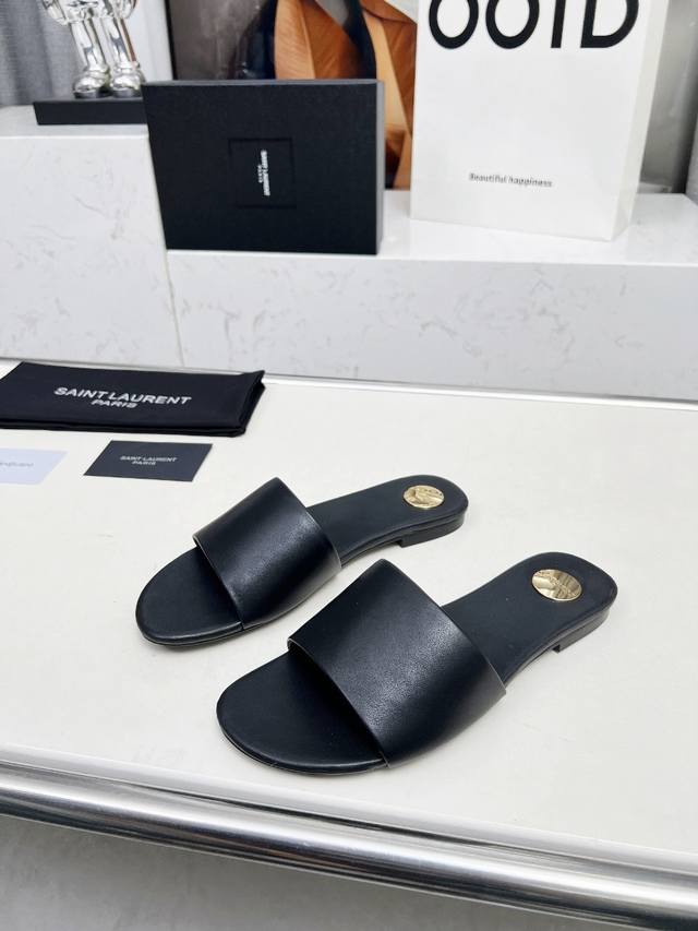 圣罗兰 :黑色牛皮拖鞋 码数35-44 42.43.44定做不退换 面料：头层牛皮 羊皮里 这款便鞋风格优雅，穿搭轻松，洋溢清新朝气，灵活演绎百变造型，饰有经典