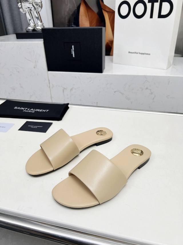 圣罗兰 :杏色牛皮拖鞋 码数35-44 42.43.44定做不退换 面料：头层牛皮 羊皮里 这款便鞋风格优雅，穿搭轻松，洋溢清新朝气，灵活演绎百变造型，饰有经典