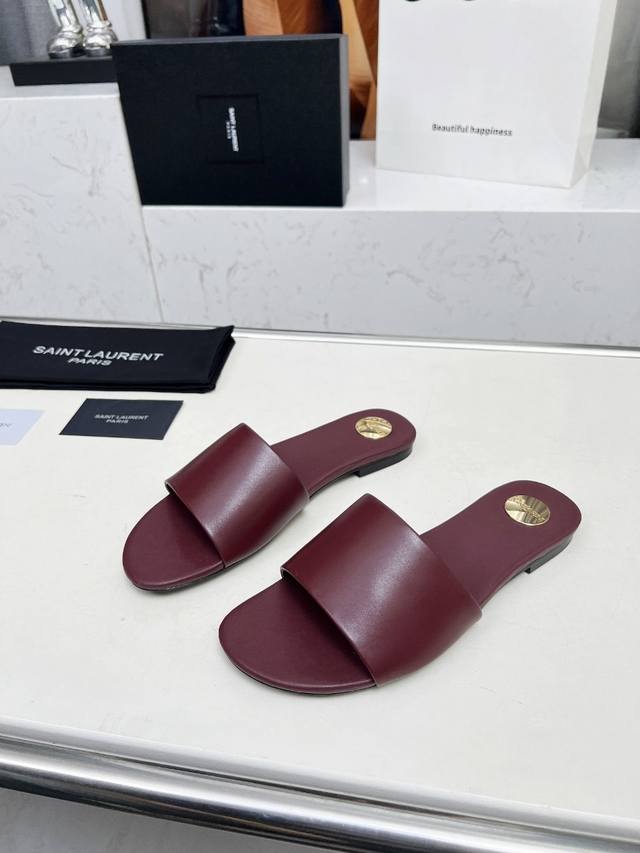 圣罗兰 :酒红色牛皮拖鞋 码数35-44 42.43.44定做不退换 面料：头层牛皮 羊皮里 这款便鞋风格优雅，穿搭轻松，洋溢清新朝气，灵活演绎百变造型，饰有经