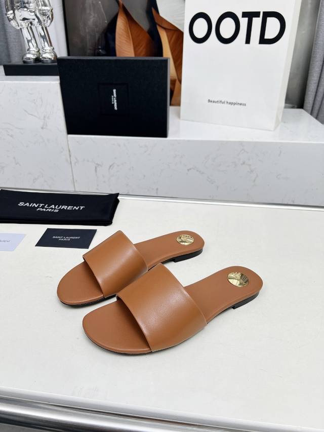 圣罗兰 :深棕色牛皮拖鞋 码数35-44 42.43.44定做不退换 面料：头层牛皮 羊皮里 这款便鞋风格优雅，穿搭轻松，洋溢清新朝气，灵活演绎百变造型，饰有经