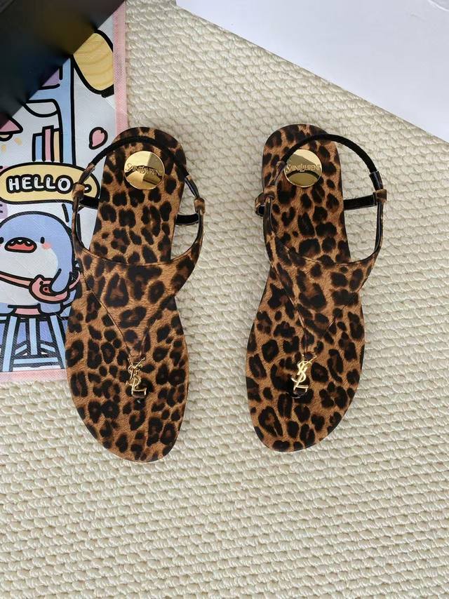 圣罗兰 :黑色牛皮 码数35-44 42.43.44定做不退换 面料：头层牛皮 羊皮里 这款便鞋风格优雅，穿搭轻松，洋溢清新朝气，灵活演绎百变造型，饰有经典金色