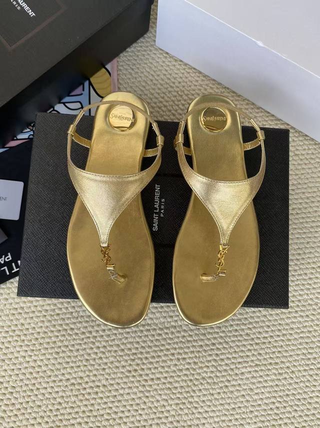 圣罗兰 :金色牛皮 码数35-44 42.43.44定做不退换 面料：头层牛皮 羊皮里 这款便鞋风格优雅，穿搭轻松，洋溢清新朝气，灵活演绎百变造型，饰有经典金