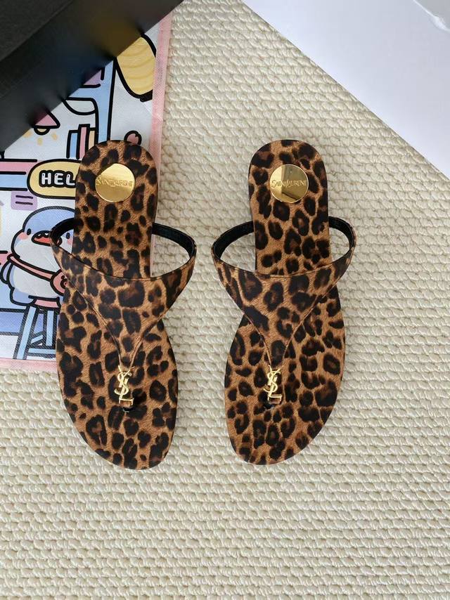 圣罗兰 :棕色豹纹牛皮 码数35-44 42.43.44定做不退换 面料：头层牛皮 羊皮里 这款便鞋风格优雅，穿搭轻松，洋溢清新朝气，灵活演绎百变造型，饰有经典