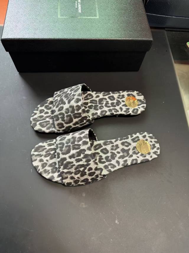 圣罗兰 :豹纹系列 码数35-44 42.43.44定做不退换 面料：头层牛皮 羊皮里 这款便鞋风格优雅，穿搭轻松，洋溢清新朝气，灵活演绎百变造型，饰有经典金色