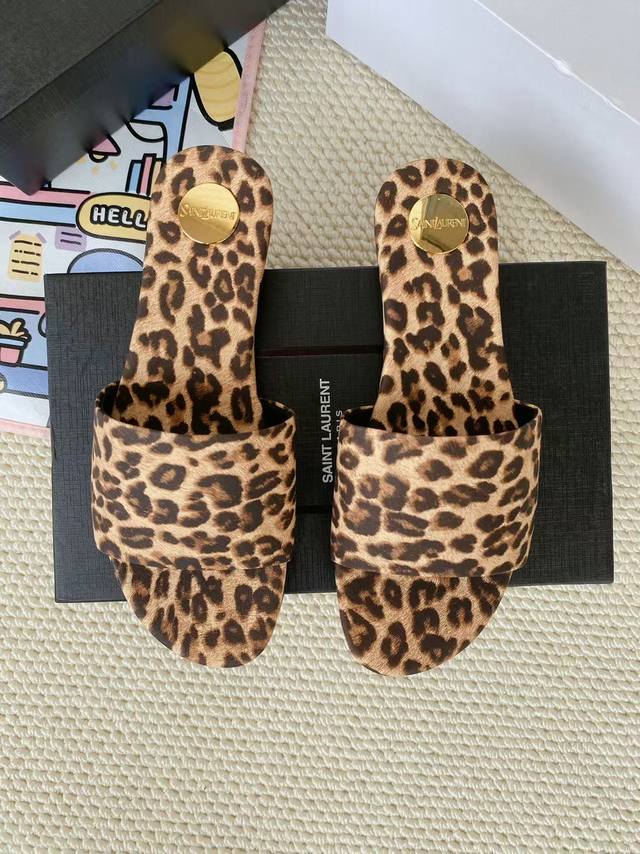 圣罗兰 :浅棕色豹纹牛皮 码数35-44 42.43.44定做不退换 面料：头层牛皮 羊皮里 这款便鞋风格优雅，穿搭轻松，洋溢清新朝气，灵活演绎百变造型，饰有经