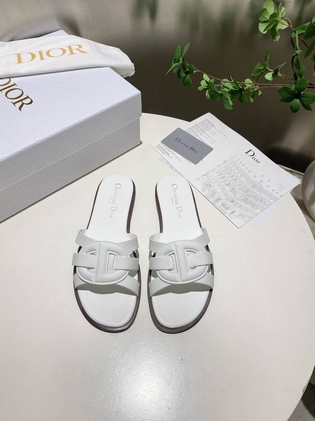 Dior 迪奥 25Ss 夏季高版本新款凉鞋. 简约超级百搭. 上脚完美奢华可任意搭配春夏服饰. 脚感更是舒适！材质原版完美复刻. 原版拆解开模. 面料：原版定