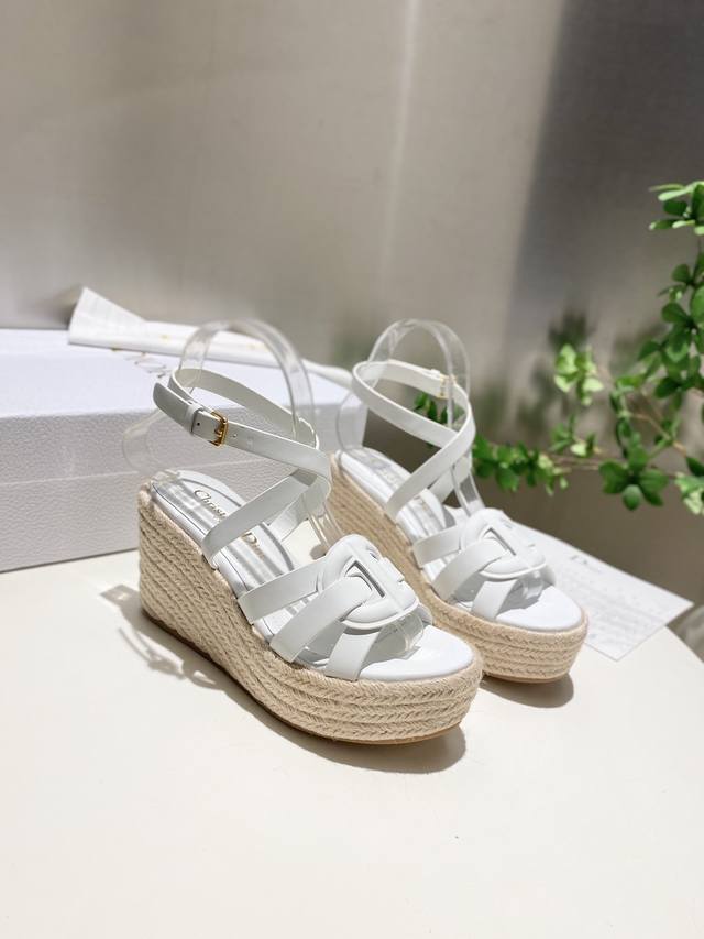 Dior 迪奥 25Ss 夏季高版本新款凉鞋. 简约超级百搭. 上脚完美奢华可任意搭配春夏服饰. 脚感更是舒适！材质原版完美复刻. 原版拆解开模. 面料：原版定