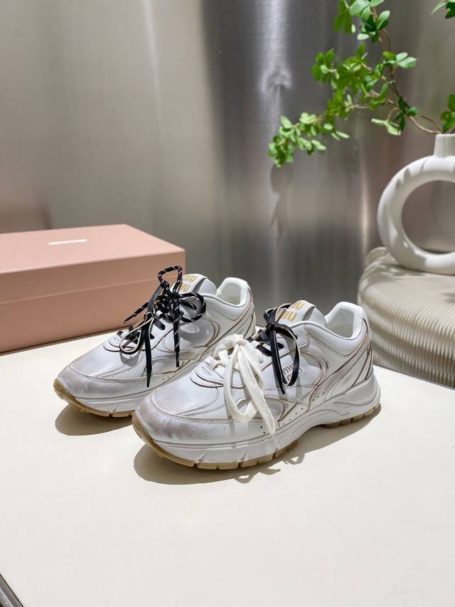 擦色皮 。网面 。2025Miumiu X Nb又有了新的联名球鞋！！ 之前的Miu Miu X New Balance 联名鞋子火的一塌糊涂，这次又来了老爹鞋