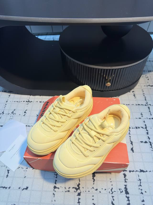 代购级别 Marnix Hoka联名款泡芙面包运动鞋 Marni与 Hoka 携手推出的全新联名合作款 Bondib3，将时尚与运动完美结合。这款鞋不仅在设计上
