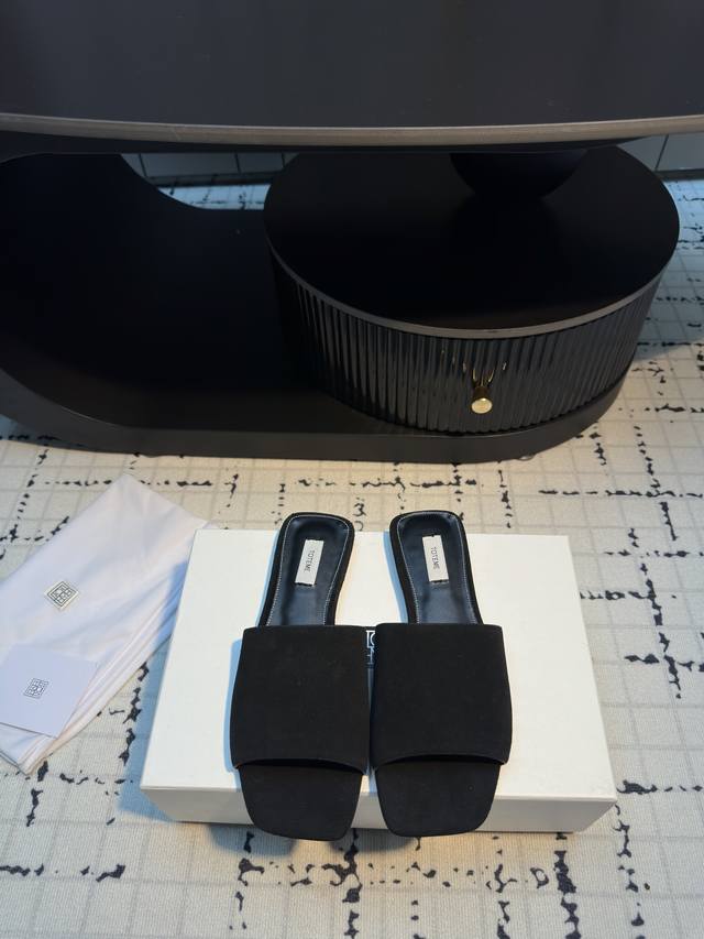 Toteme 25Ss 新品一片式平底拖鞋 软软糯糯 美出新高度 个性又不失优雅 搭配羊皮鞋底 复古与时尚融合 无论是裙装还是裤装 轻松适配 为穿搭注入高级时髦