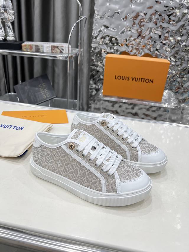 上新 夏日新款 本款 Lv Lagoon 运动鞋为 Monogram 提花织纹描绘几何形状 Lv 字母与 Monogram 花卉，以时尚简约构型流露夏日气息。素